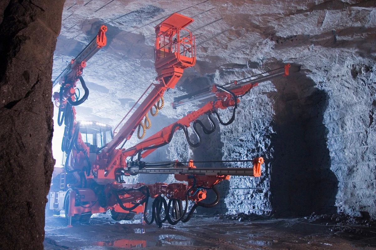 The application of full computer multi arm jumbo in mountain highway tunnel