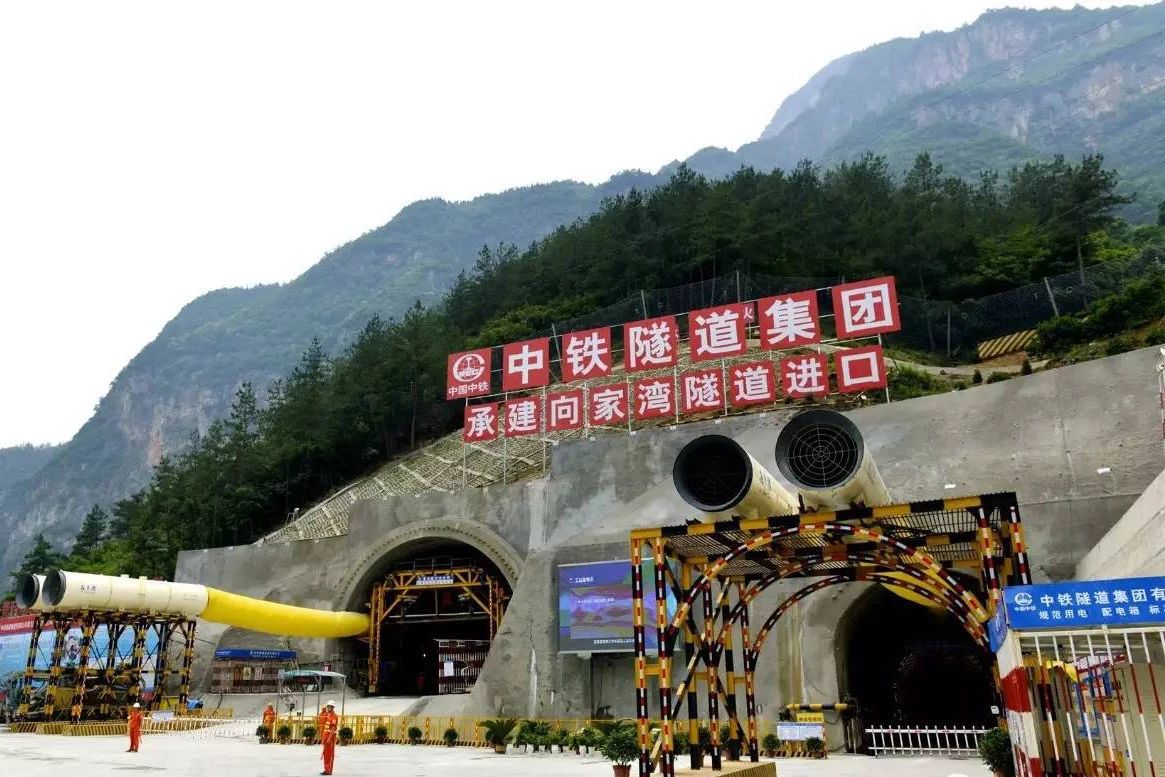 Construction technology of three-arm rock drilling trolley in weak rock tunnel with large cross section in high-speed railway