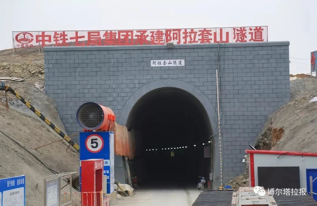 Application of Three Arm Rock Drilling Trolley in Excavation of Deep-Buried Ditch in Tunnel Center