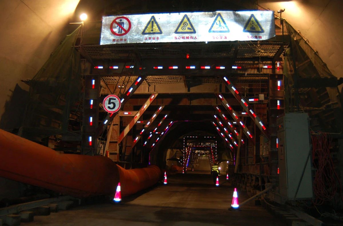 Study on Construction Application of Single-arm Rock Drilling Jumbo in Chongqing Ganyue-Yubei Highway Tunnel