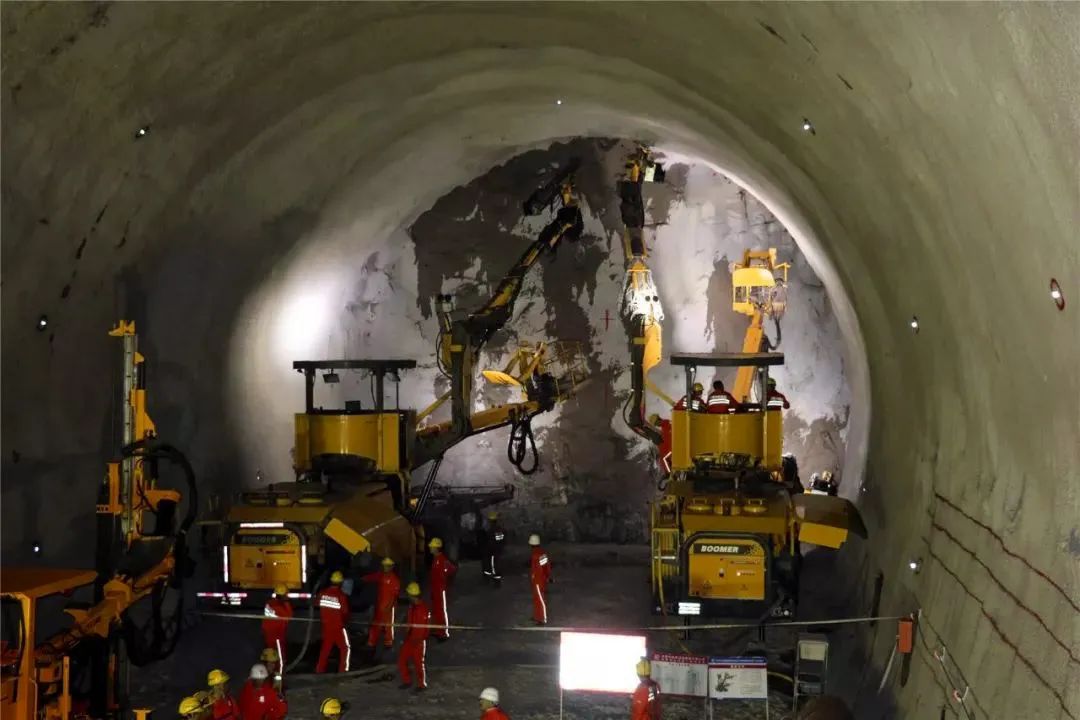 Chongli Railway Zhengpantai Tunnel Leveling Guiding Turning Zhengdong Three-arm Rock Drilling Rig Roof Lifting + Double Contact Channel Rapid Construction Technology