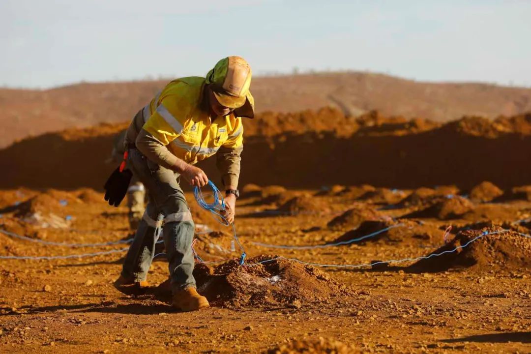 Study Prospect of Precision Blasting Technology in Open-pit Deep Hole Bench