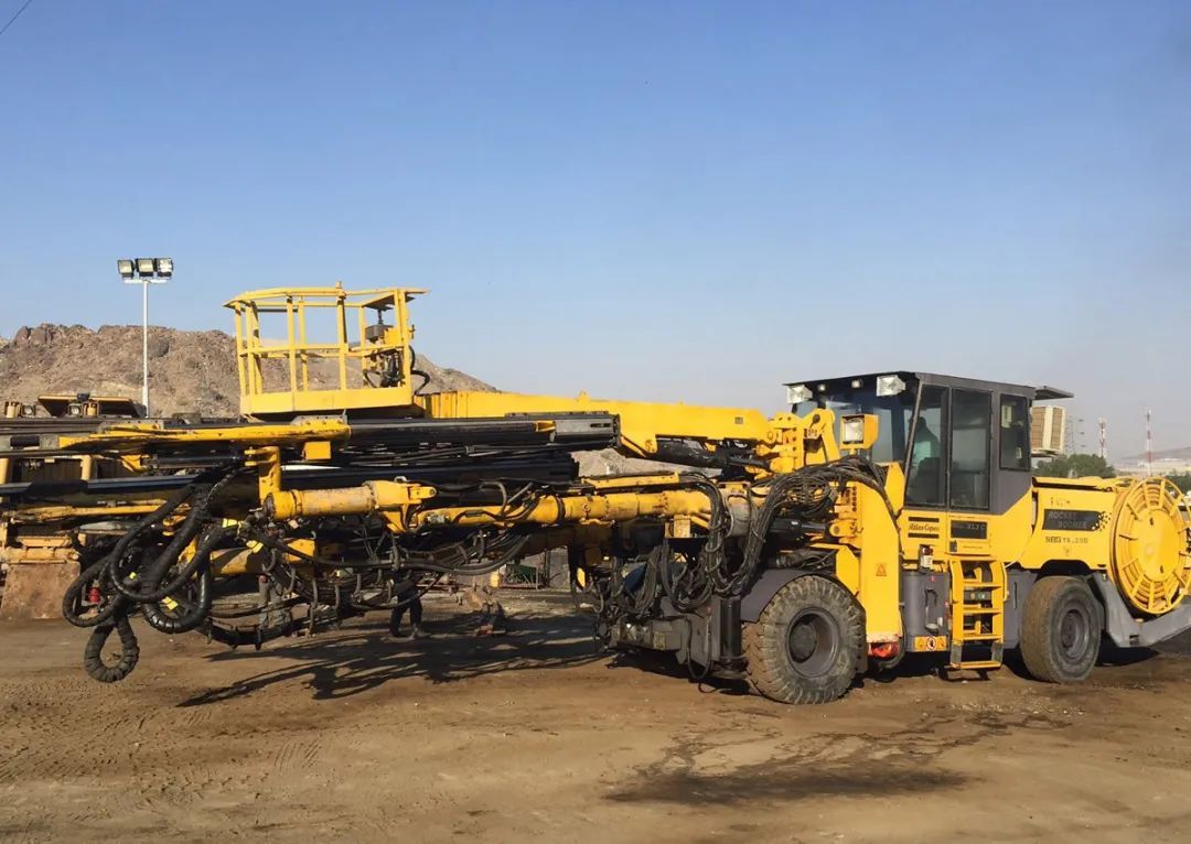 Application of Fully Computerized Three-arm Rock Drilling Jumbo in Construction of Expressway Tunnel