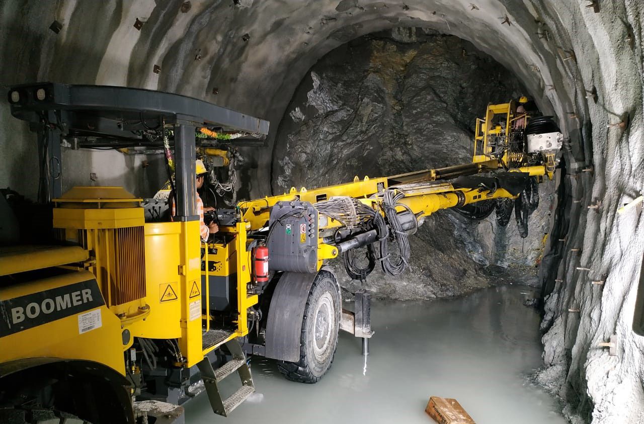 Tunnel Blasting Construction Technology Based on Atlas Boomer L2D Hydraulic Rock drilling Trolley