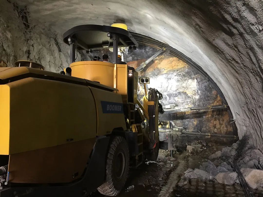 Application of triple-boom rock drilling jumbo in weak surrounding rock tunnel construction