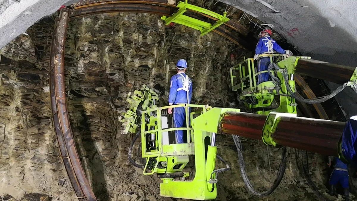 Construction Technology of Highway Tunnel for Fully Computerized Multi-arm Rock Drilling Rig and Wet Spraying Unit