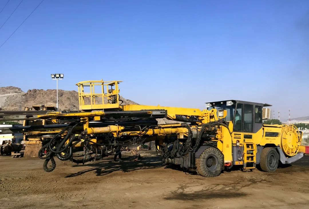 Application of full-hydraulic computer-guided three-arm rock drilling jumbo in Dongshan Tunnel