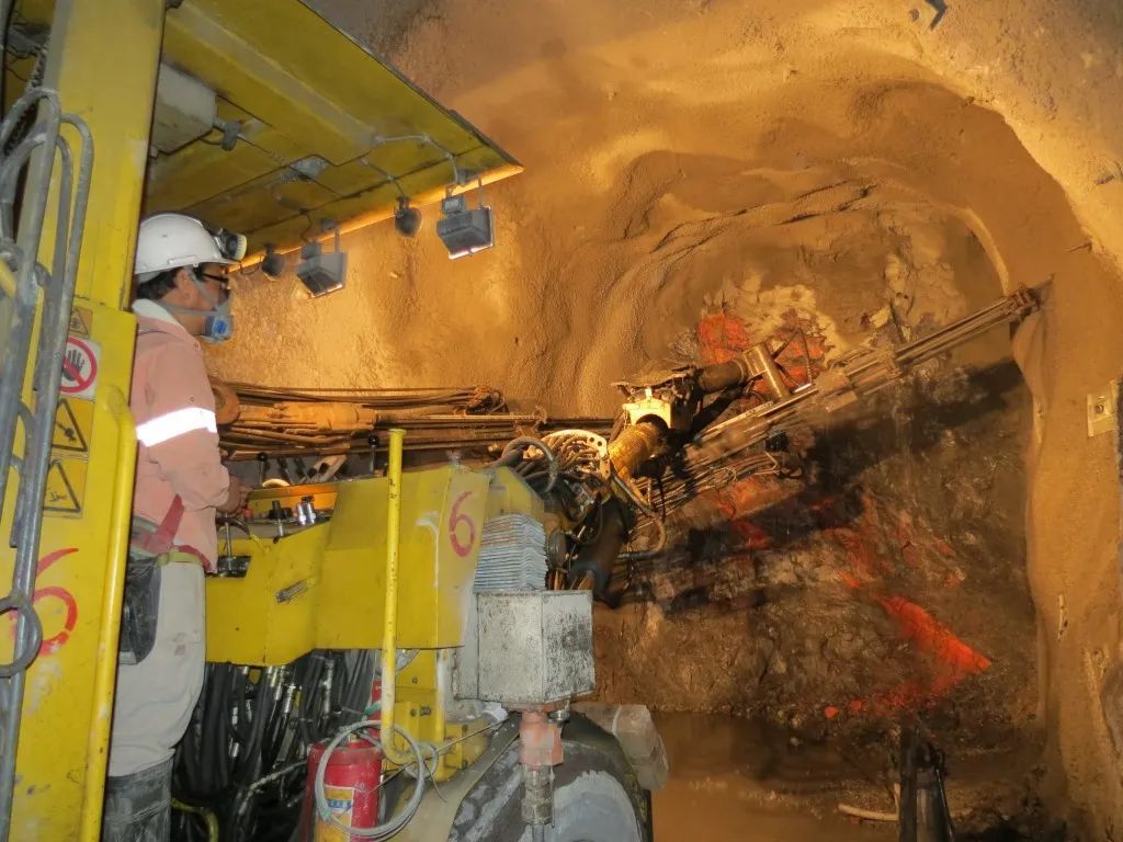 Experimental study on approach excavation drilling blasting optimization in Jinfeng Gold Mine