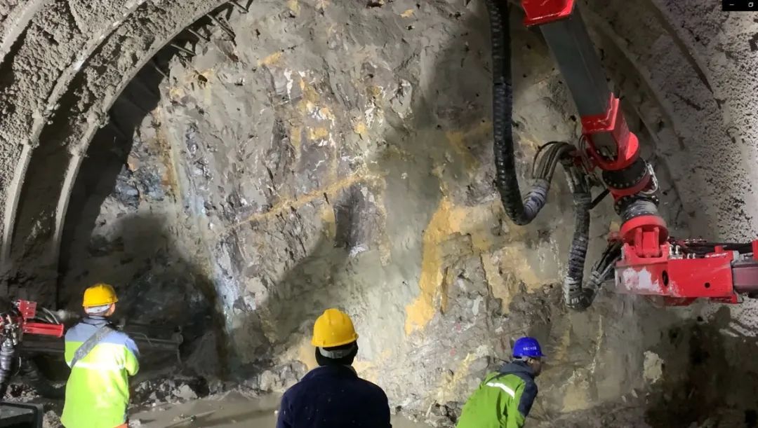 Application of Hyperbolic Arm Drilling Trolley in Railway Tunnel Construction