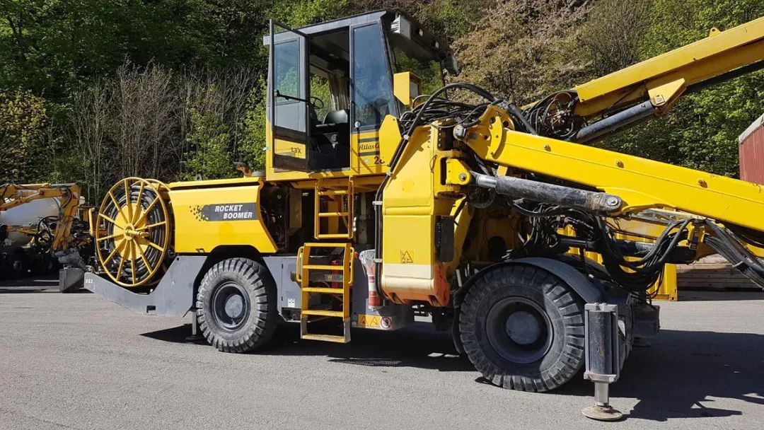 Application of fully computerized three-arm rock drilling rig in Xiaoxiangling Railway Tunnel