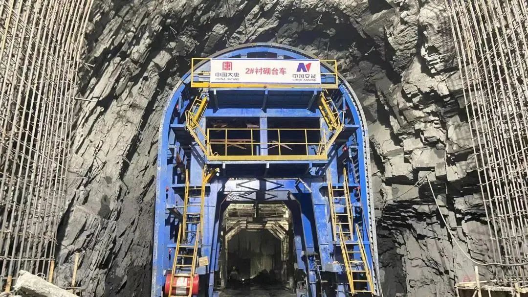 Research on the Application of Three-Arm Rock Drilling Rig in Cavern Excavation Construction of Hydropower and Water Conservancy Projects