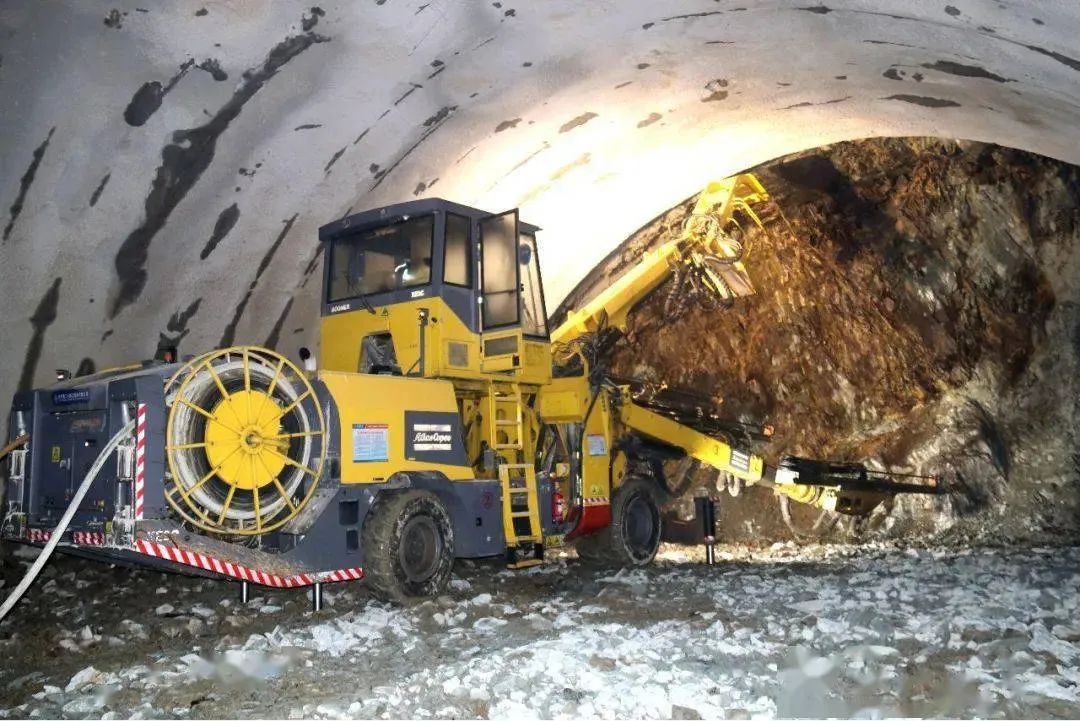 Brief Analysis of the Application of Three-arm Drilling Trolley in Highway Tunnel Excavation Construction