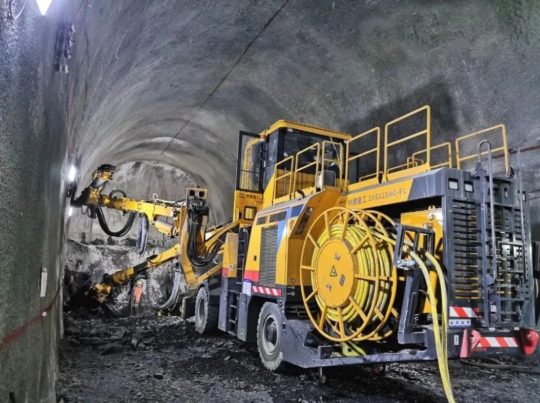 Research on the application of all-hydraulic computer-guided three-arm rock drilling rig in long tunnel engineering