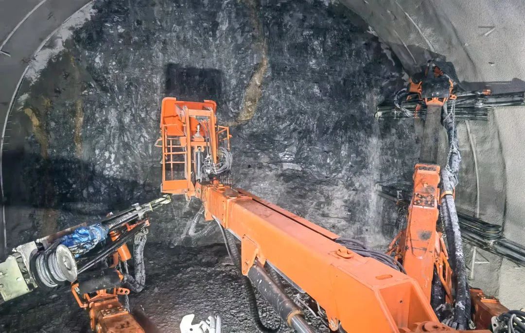 Research on the Application of Three-Arm Rock Drilling Trolley in Tunnel Excavation