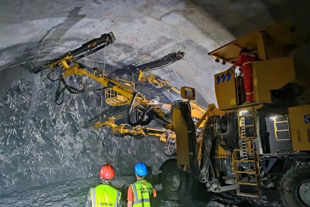 Exploring the Mechanized Supporting Construction Technology of Highway Tunnels