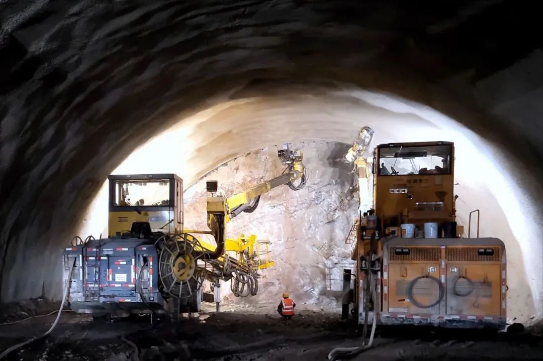 Large-scale Mechanized Construction Technology of Full-section Drilling and Blasting of Extra-long Highway Tunnel